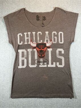 Chicago Bulls Hardwood Classics Windy City Graphic Tee Women’s XS Gray NBA